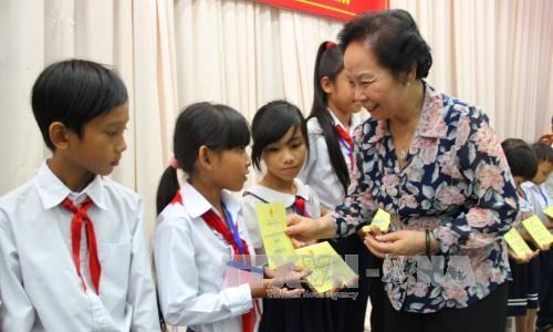 Vice President presents scholarships to underprivileged children - ảnh 1